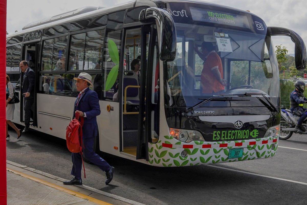 Niños concursarán para que sus diseños adornen nuevos buses eléctricos donados por Alemania