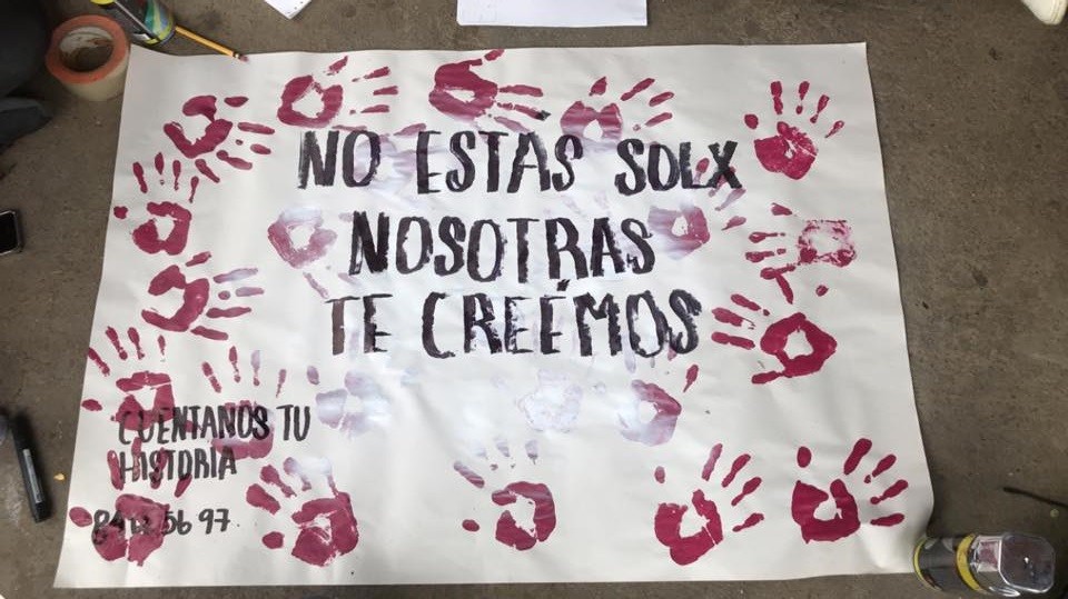 Estudiantes del Castella empapelan su colegio para manifestarse contra el acoso sexual