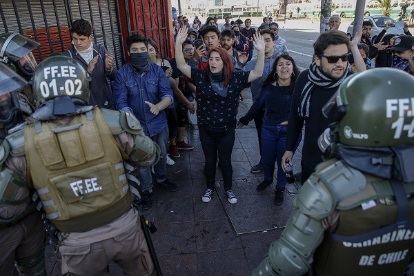 Futbolistas chilenos apoyan a manifestantes en su país