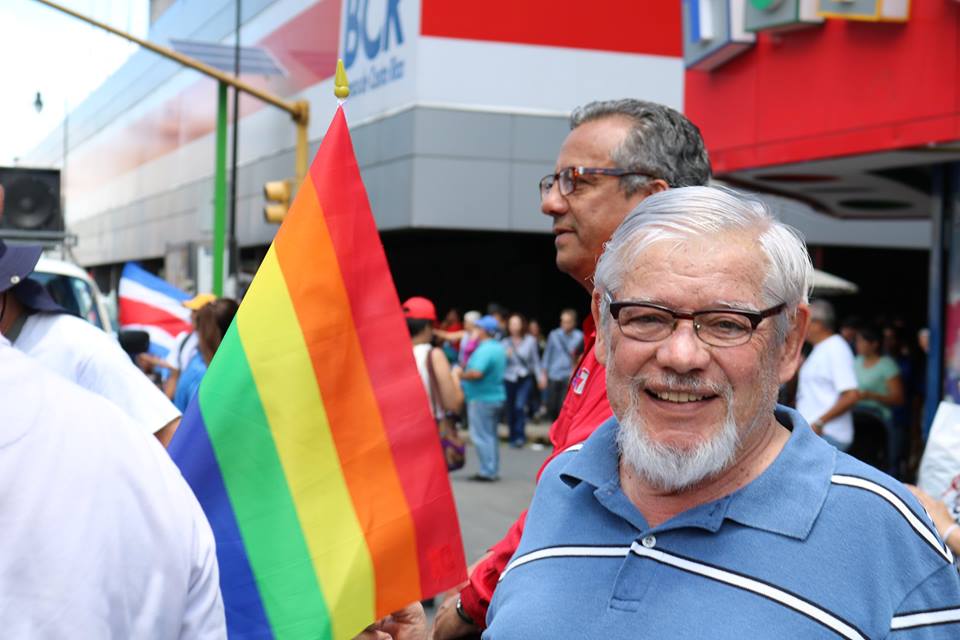 Activista LGBTIQ, Marco Castillo, celebra destitución de juez que intentó anular su matrimonio