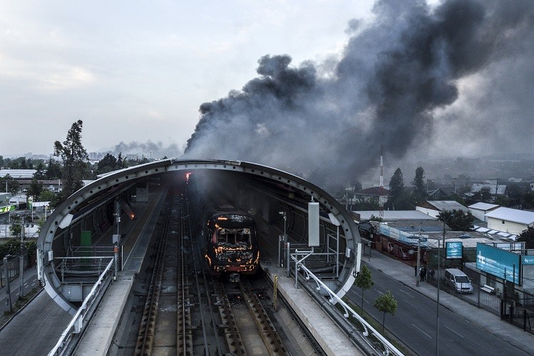 Tras fuertes protestas, daños en Metro de Santiago ascienden a más de $300 millones
