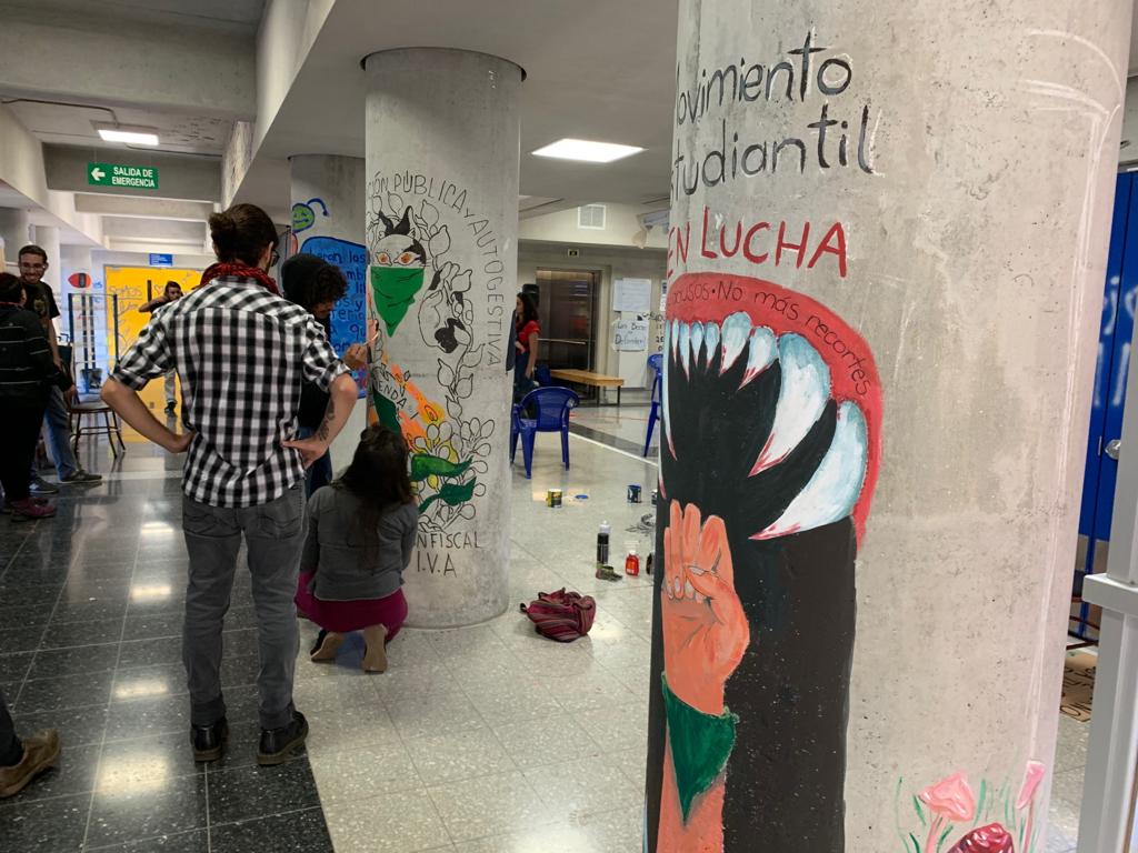 Ciencias Sociales mantiene diálogo para recuperar edificio en la UCR, estudiantes insisten en mantener graffitis