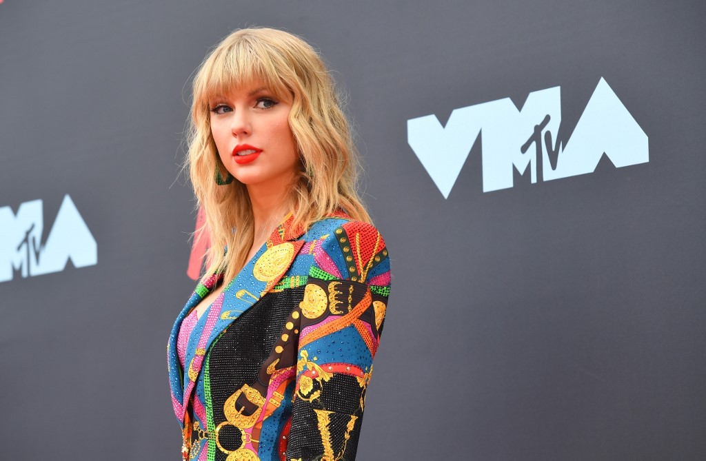 Exsello de Taylor Swift dice que le permite cantar viejos éxitos por TV