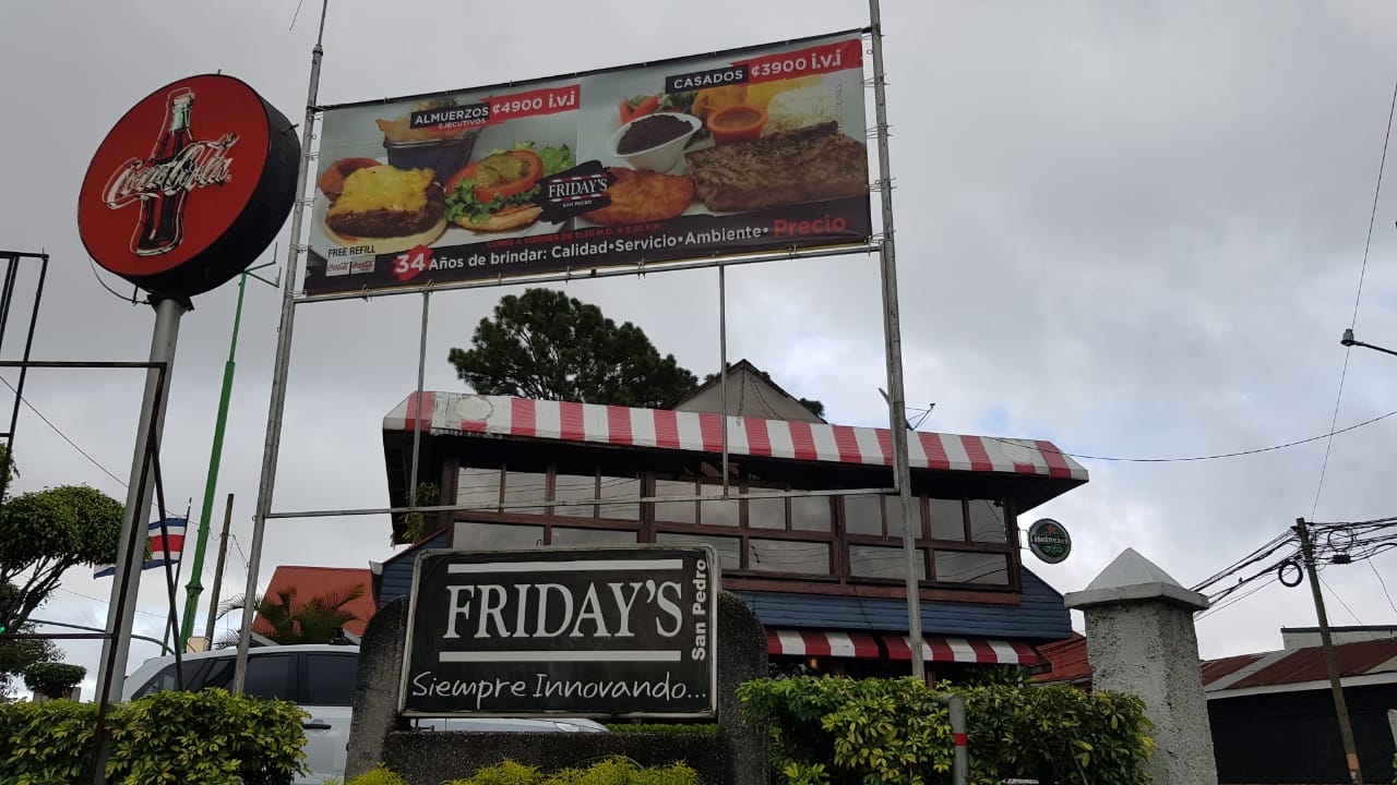 MOPT inicia demolición de icónico restaurante Friday’s este viernes, tras apresurado cierre de puertas