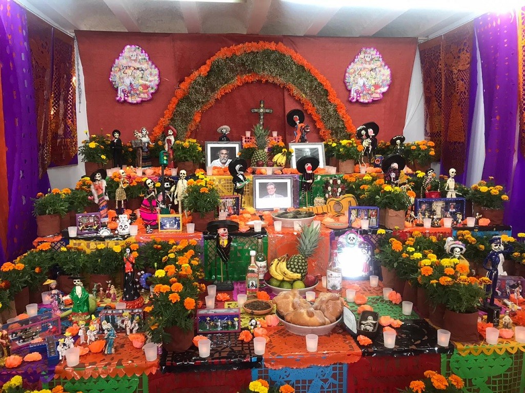 Decenas de personas celebraron el Día de Muertos en el Instituto de México, en San José