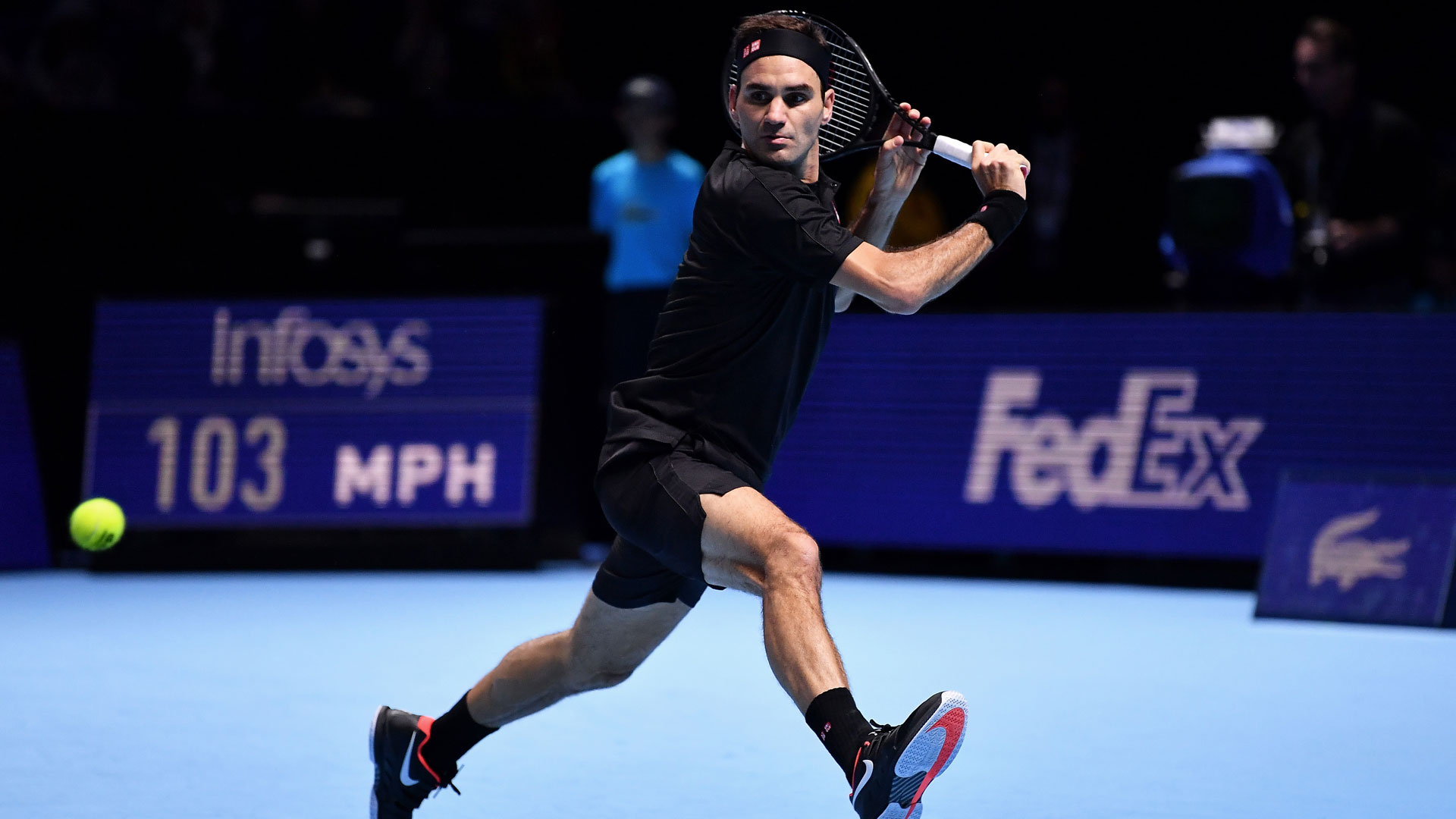 Federer gana y mantiene ilusión de jugar las semifinales del Masters