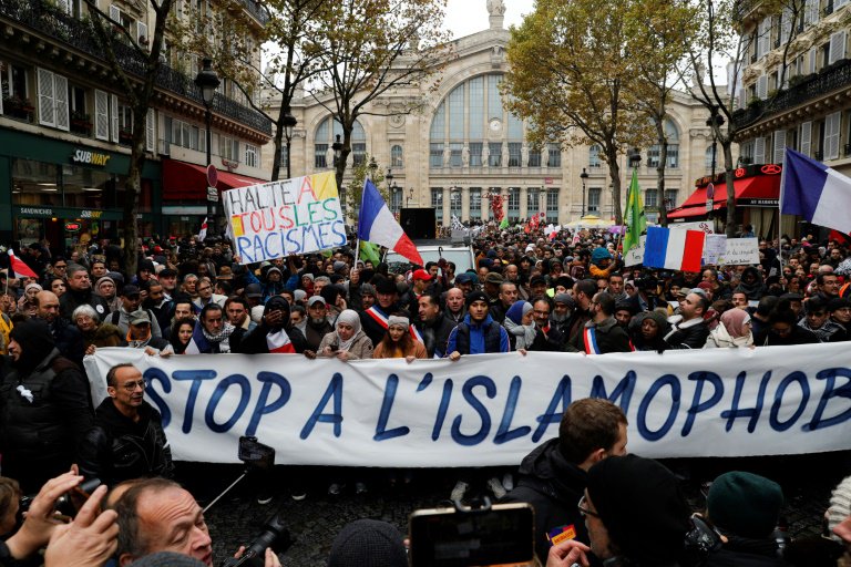 Miles de personas marcha en Francia contra la islamofobia