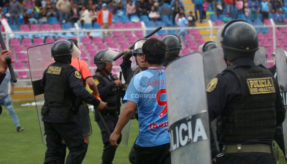Hinchas y futbolistas golpean a árbitros en Perú y se arma batalla campal