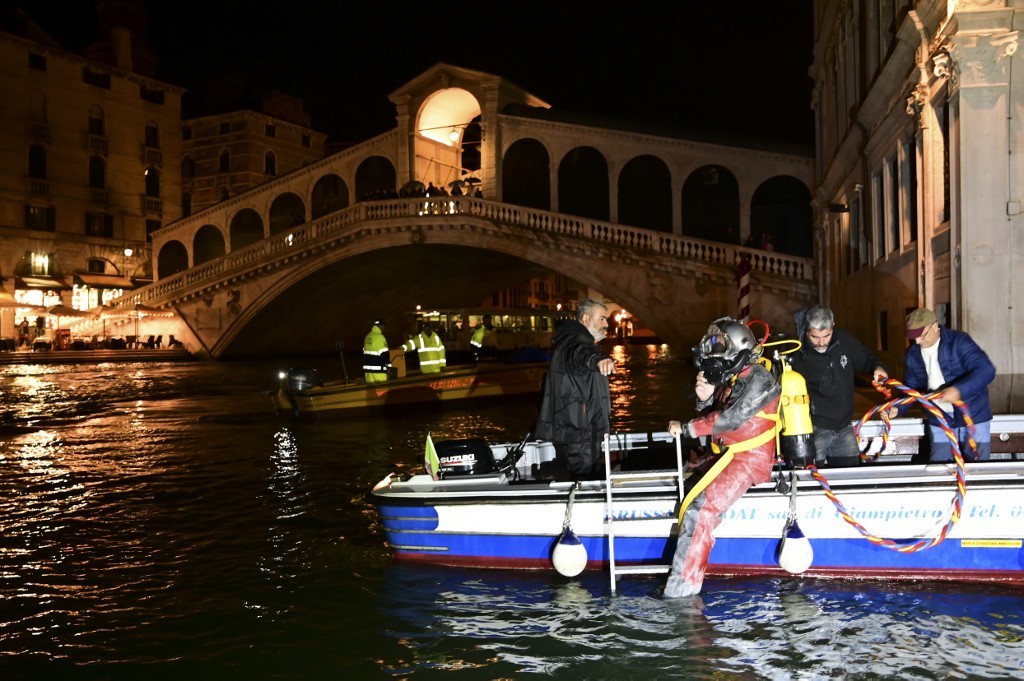 Gondoleros de Venecia se convierten en buzos para sacar basura de los canales