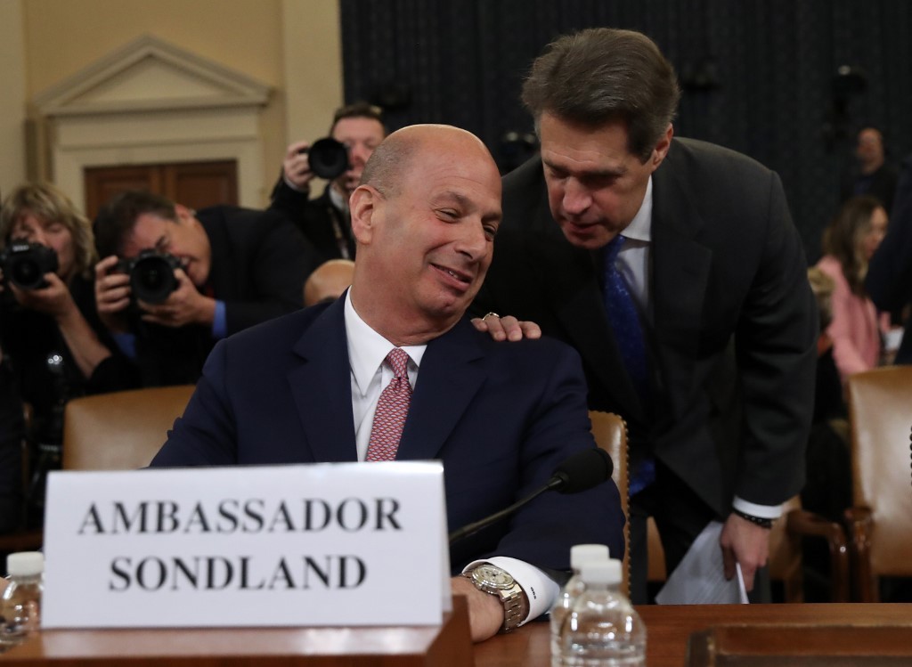 Congreso de EE.UU. interroga a embajador cercano a Trump, en el centro del escándalo ucraniano