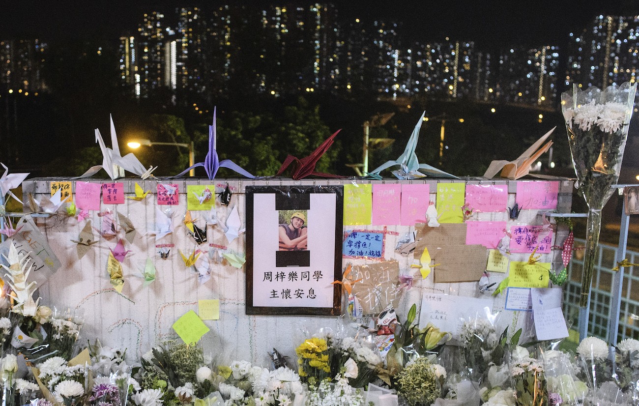 Miles de manifestantes rinden honor a estudiante muerto en Hong Kong