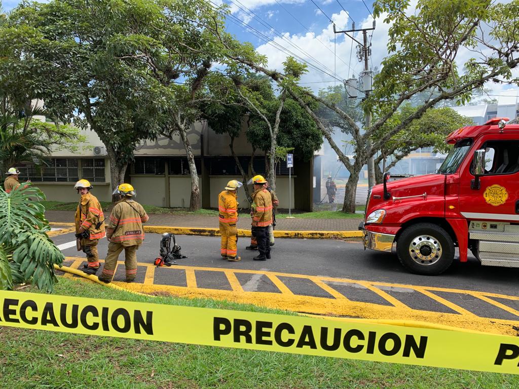 Bomberos controlan incendio en antigua Facultad de Odontología de la UCR