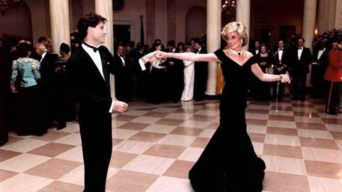 A subasta el vestido que usó la princesa Diana en su icónico baile con Travolta