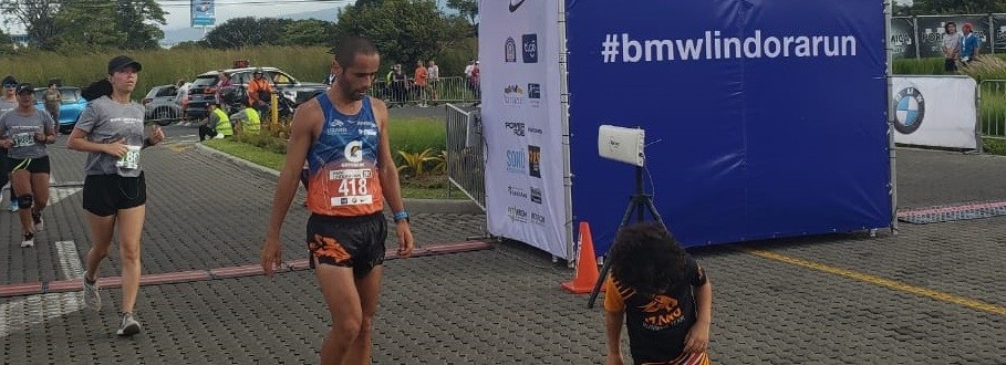 César Lizano y Jenny Méndez ganan la media maratón de Lindora