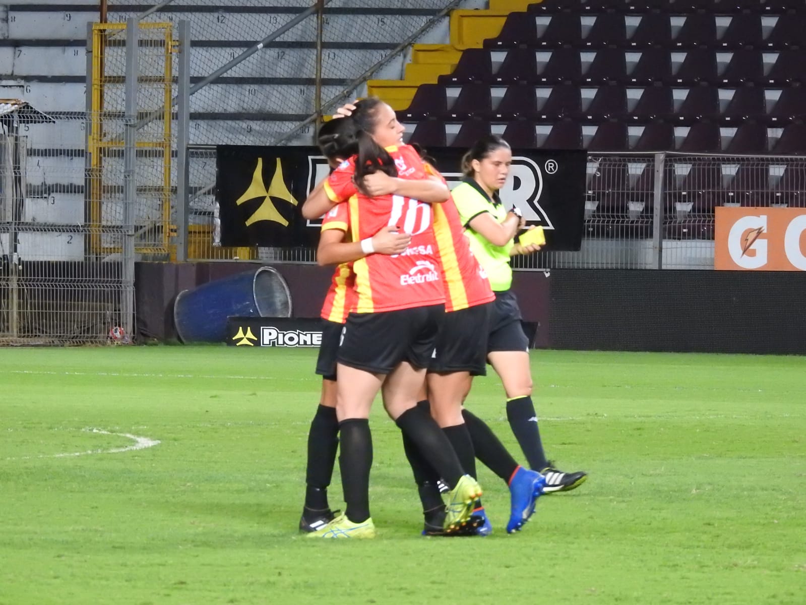 Moravia da zarpazo en semifinales del fútbol femenino