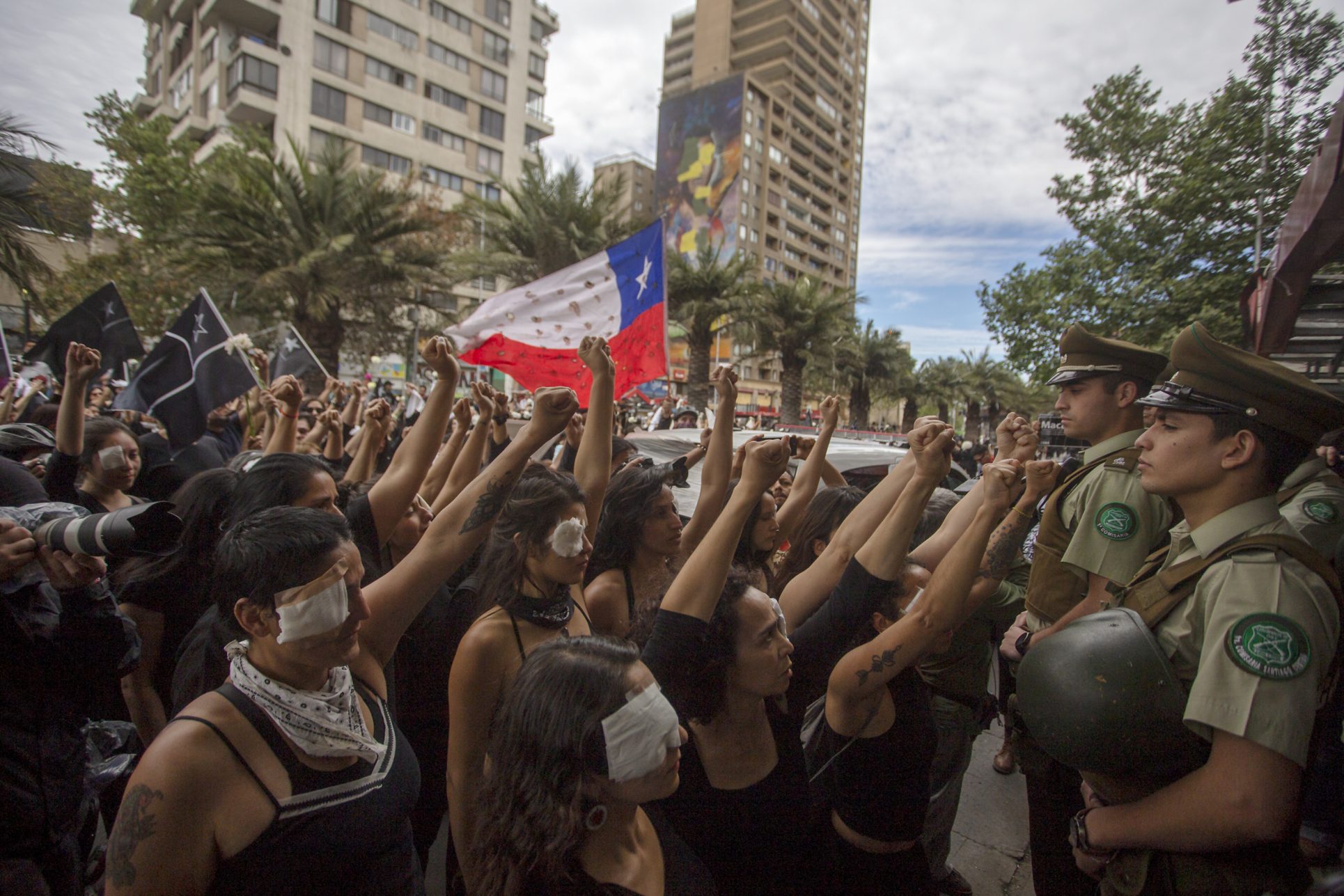 Mujeres de luto: una protesta silenciosa se suma a la convulsión social en Chile