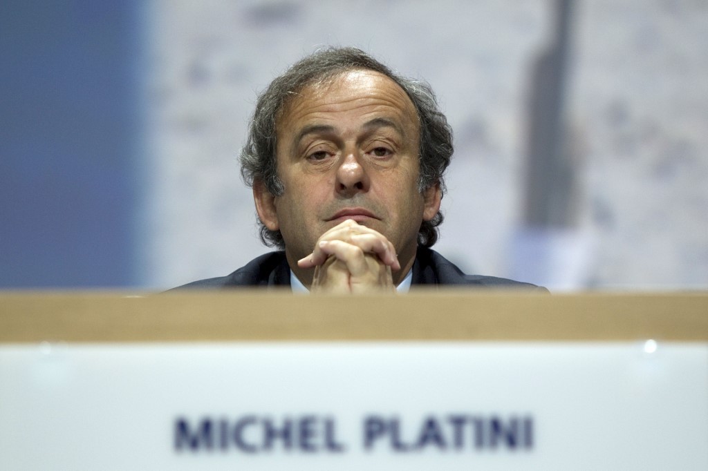 Suspendido por la FIFA y cuestionado por sobornos, Platini reclama millones a la UEFA