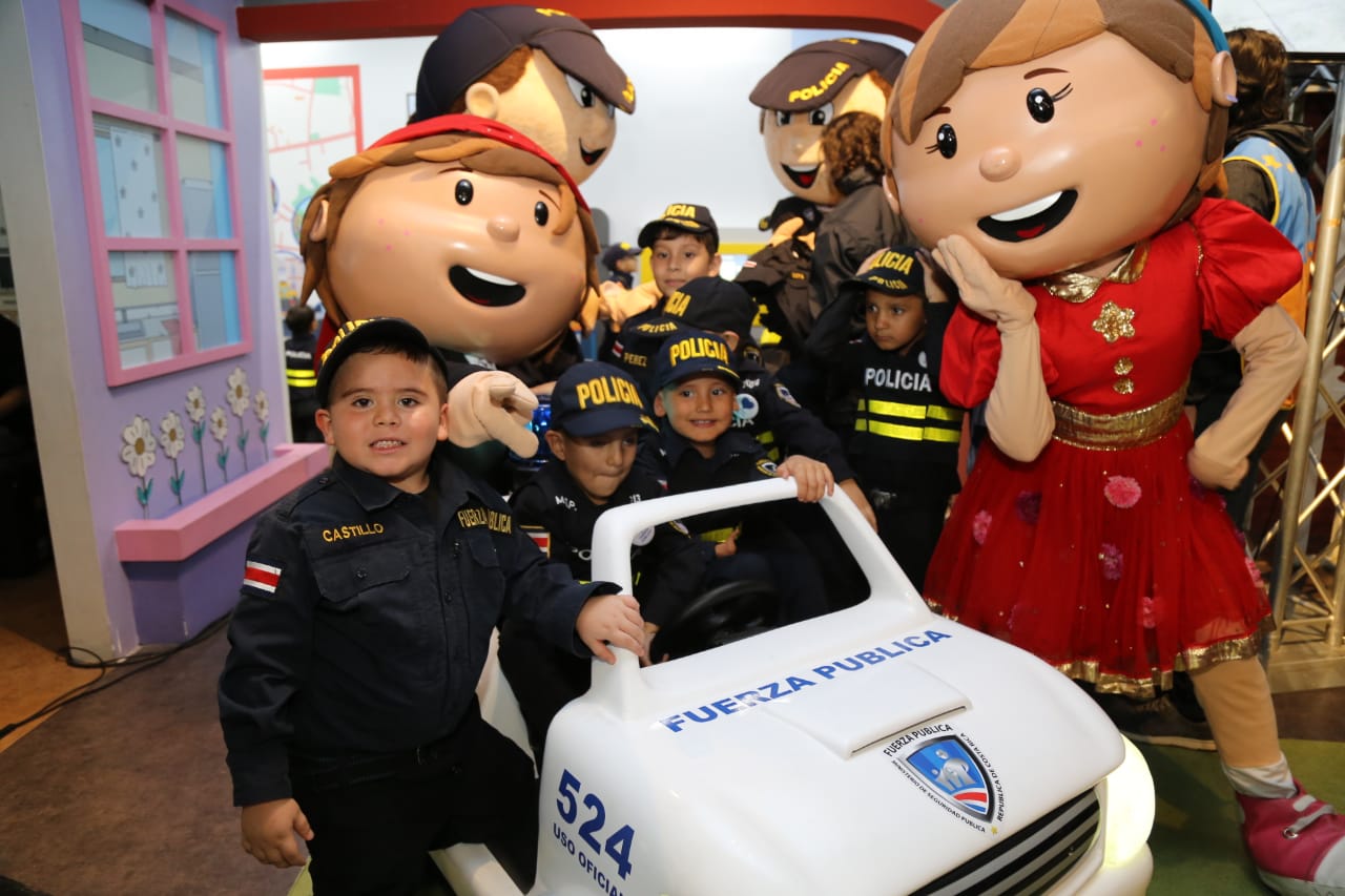 Niños aprenden sobre seguridad mientras juegan en la nueva “Delegación de policía” del Museo de los Niños