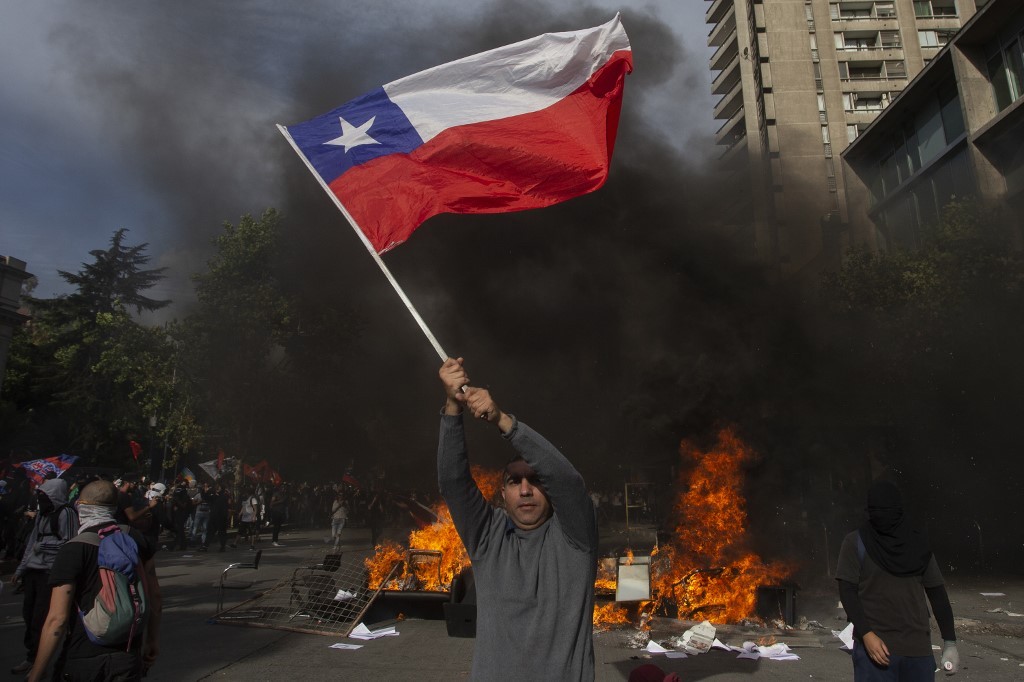 Chile en combustión: una ola de descontento social más allá del pasaje del metro pone en jaque a un Presidente y las élites