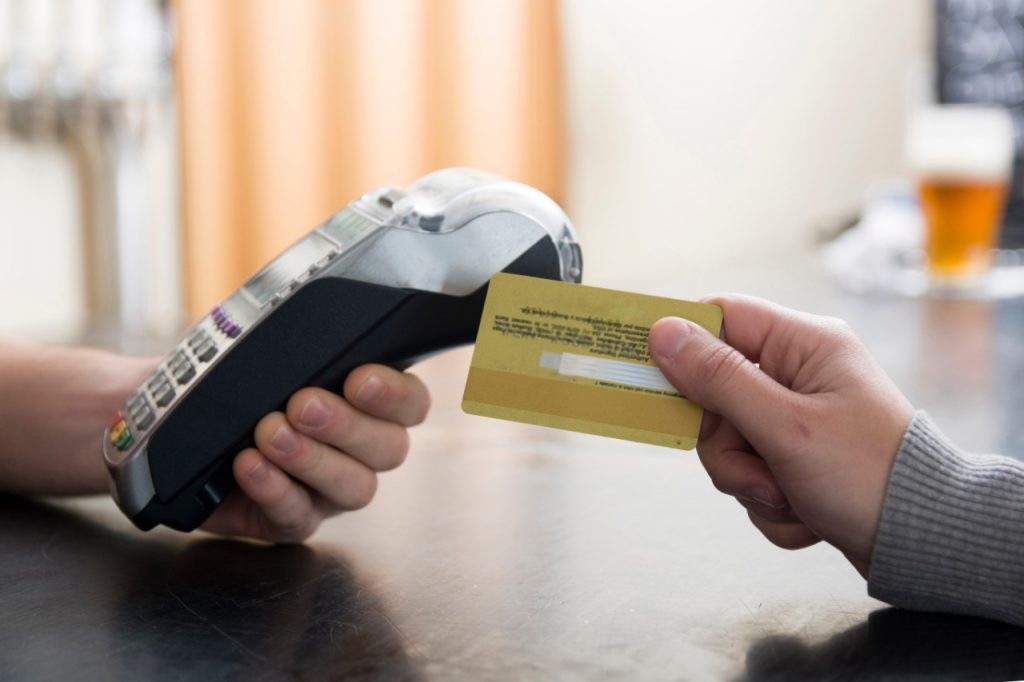 “Tasa de usura” expulsó a 180.000 clientes de tarjetas de crédito, revela el Banco Central