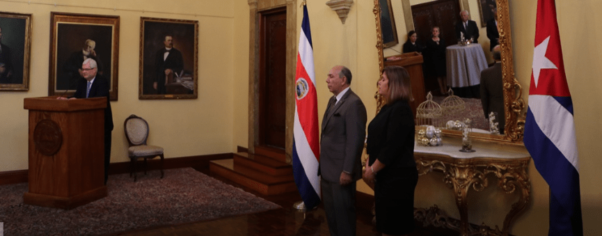 Gobierno premia a embajador cubano por “fortalecer los vínculos” entre Costa Rica y la isla