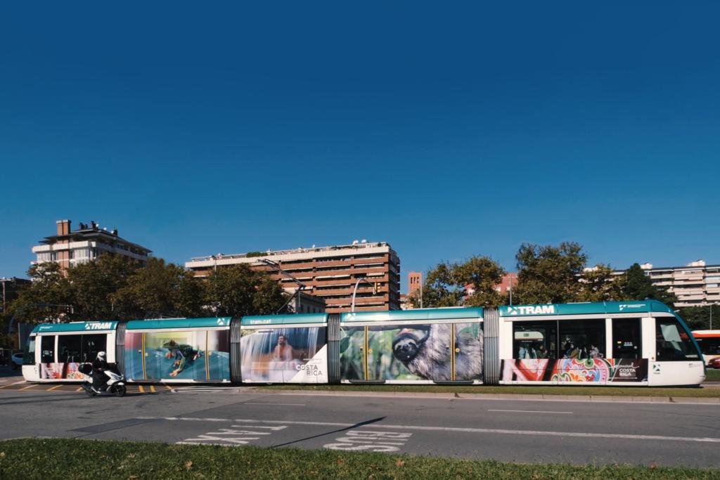 Tranvías y edificios en Madrid y Barcelona se visten con imágenes de Costa Rica