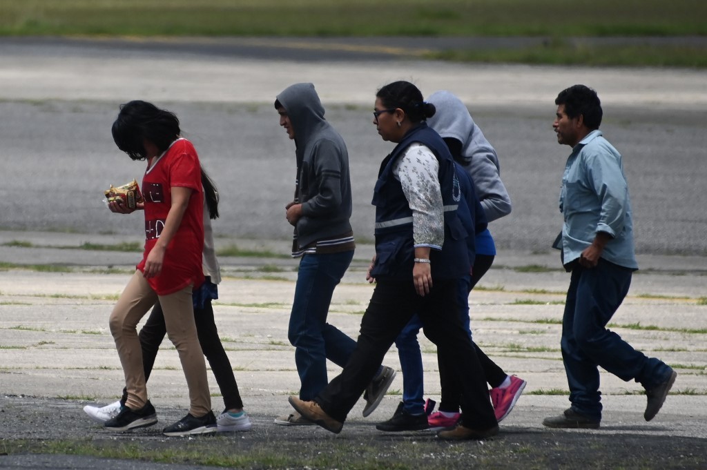 Servicio migratorio de EE.UU. registró menos arrestos pero más expulsiones en el último año