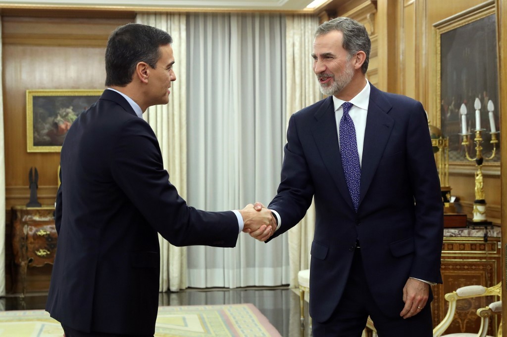 Sánchez recibe encargo de formar gobierno en España, pero deberá seguir negociando