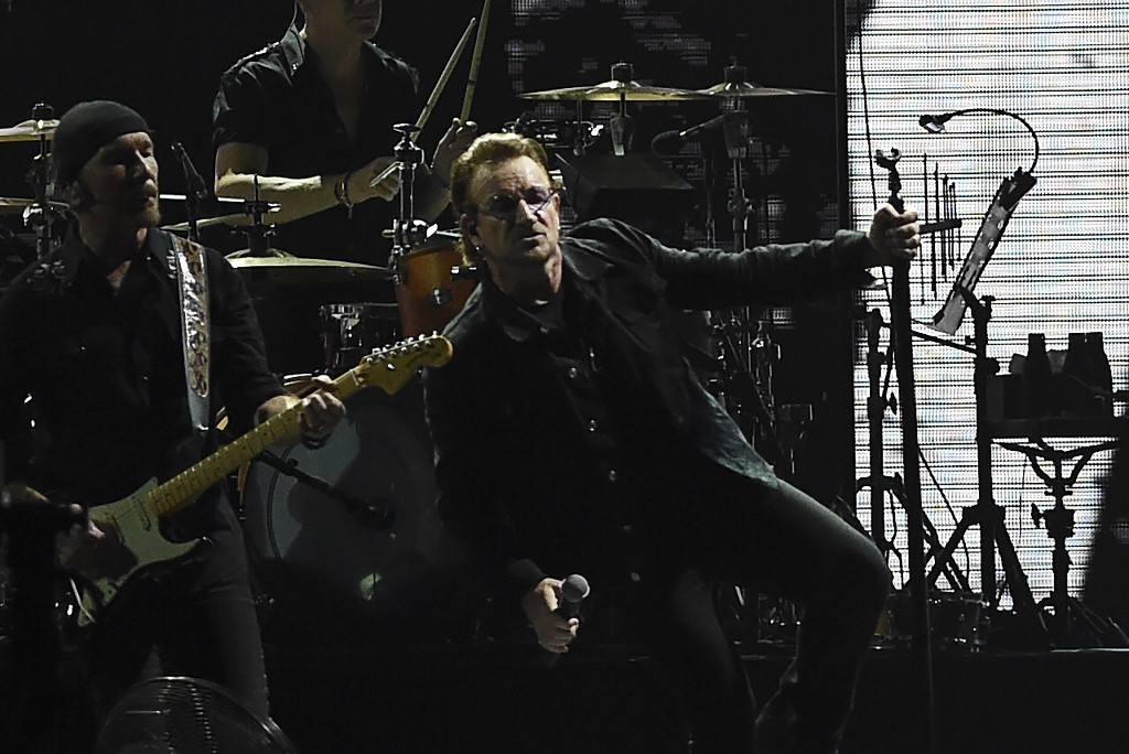 El grupo U2 actúa por primera vez en India