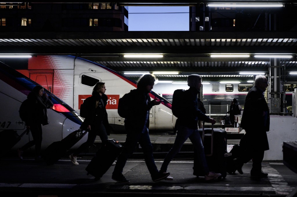 La huelga de transportes deja a muchos franceses sin trenes para Navidad