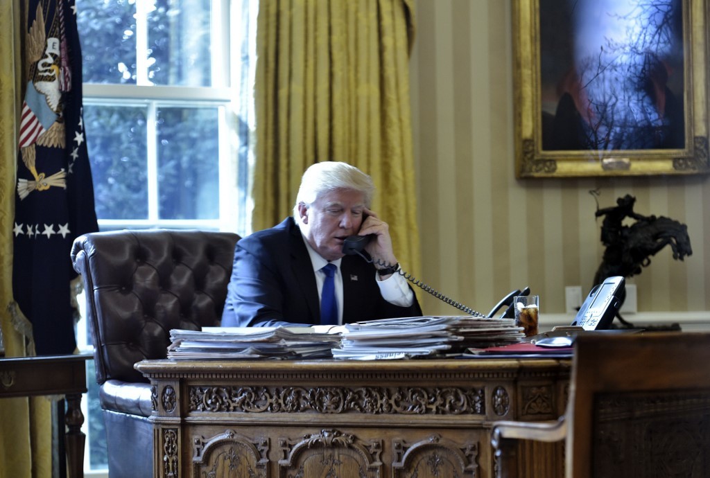Estados Unidos congeló la ayuda a Ucrania 90 minutos después de llamada entre Trump y el presidente Zelenski