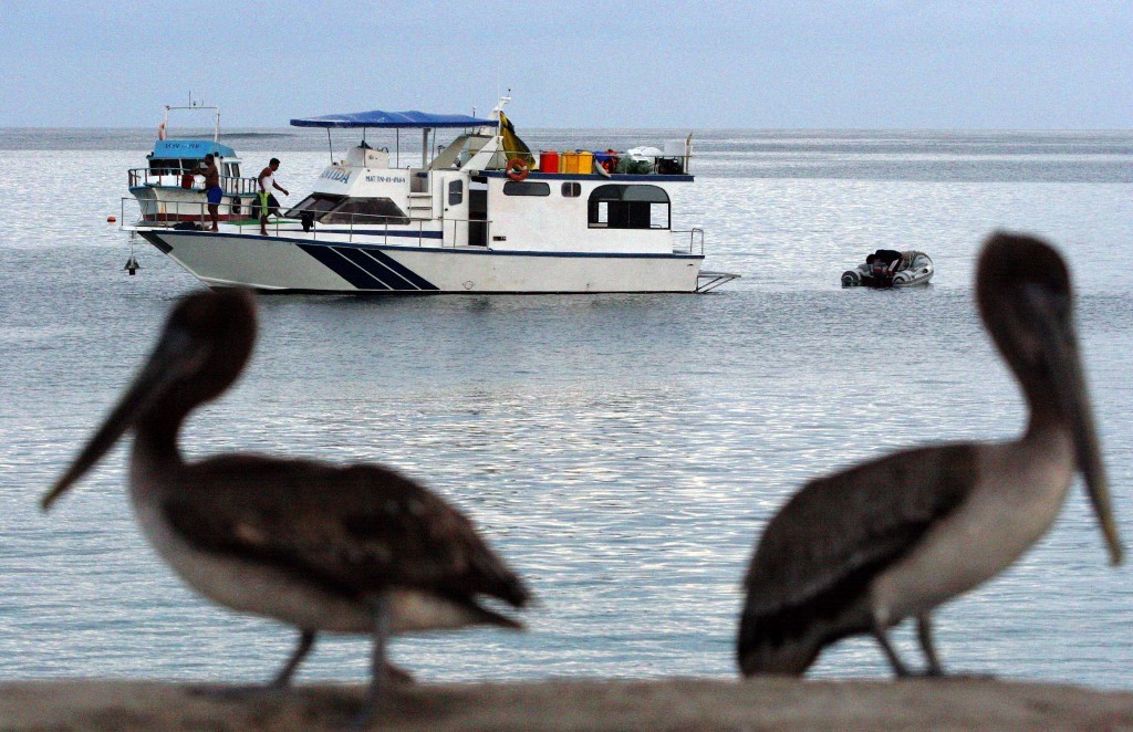 Controlado derrame de combustible por hundimiento de barcaza en islas Galápagos