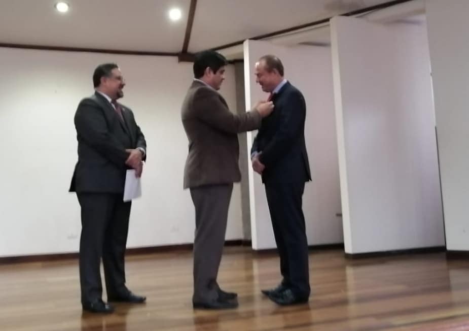 Presidente Alvarado entrega reconocimiento a director del OIJ en “evento interno”