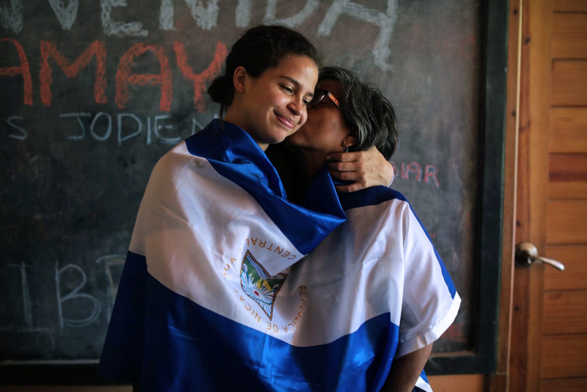 Nicaragua libera a 91 opositores, entre ellos, la belga Amaya Coppens