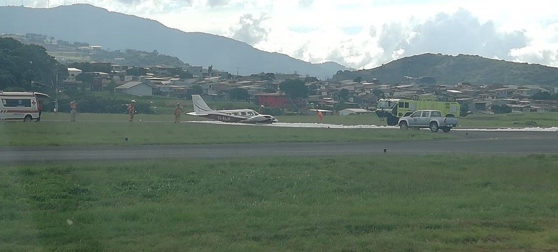 Pasajeros de avioneta que aterrizó de emergencia en el Tobías Bolaños están bien