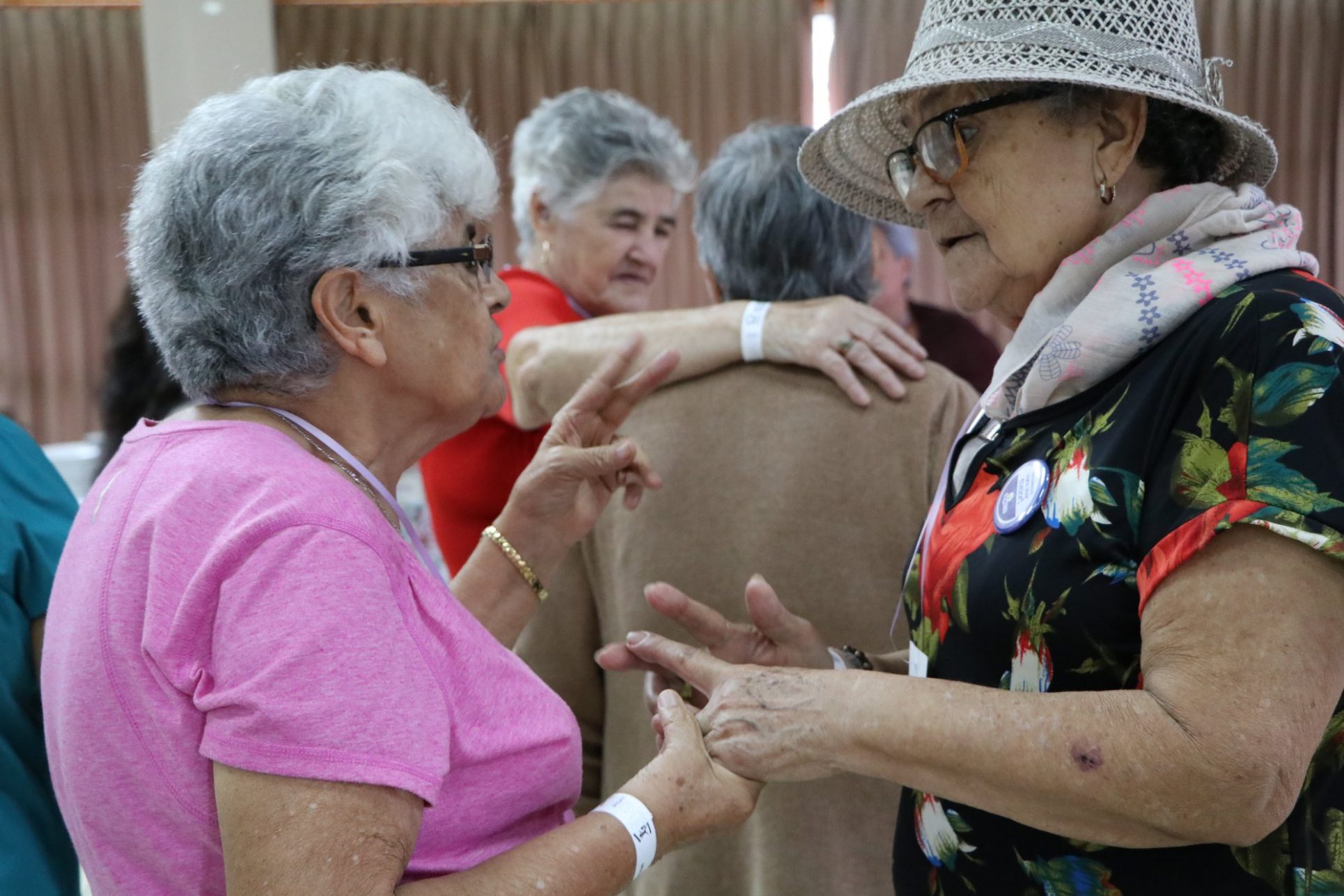 12 municipalidades se comprometen a ser más amigables y accesibles con adultos mayores