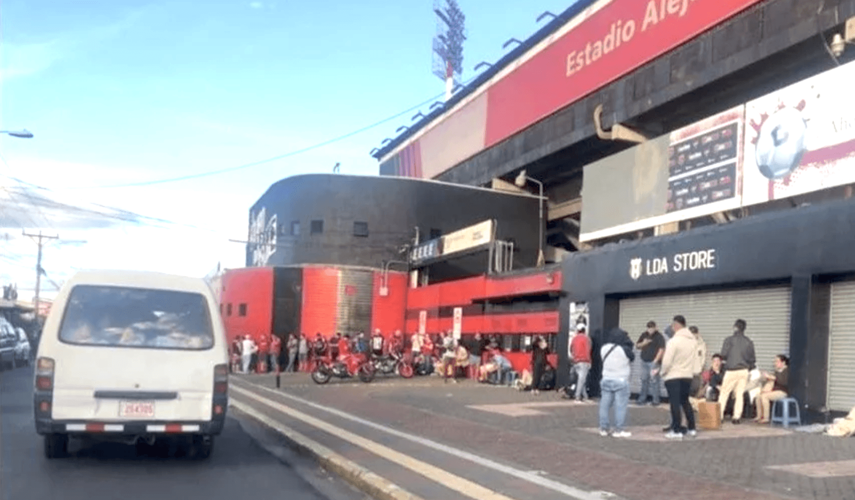 Fiscalía allana estadio Morera Soto por denuncia de supuesto acoso contra exgerente general de Alajuelense