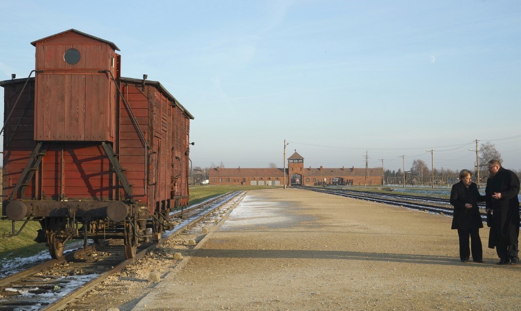Hallan objetos escondidos por prisioneros en campo de concentración de Auschwitz