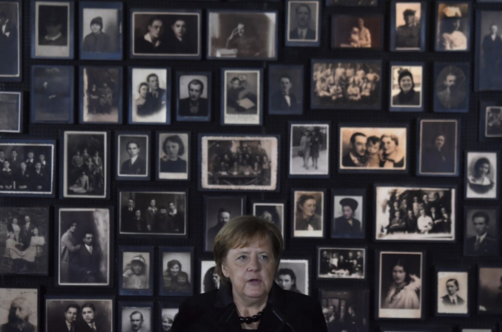 Ángela Merkel en Auschwitz: la memoria de los crímenes nazis es “inseparable” de la identidad alemana