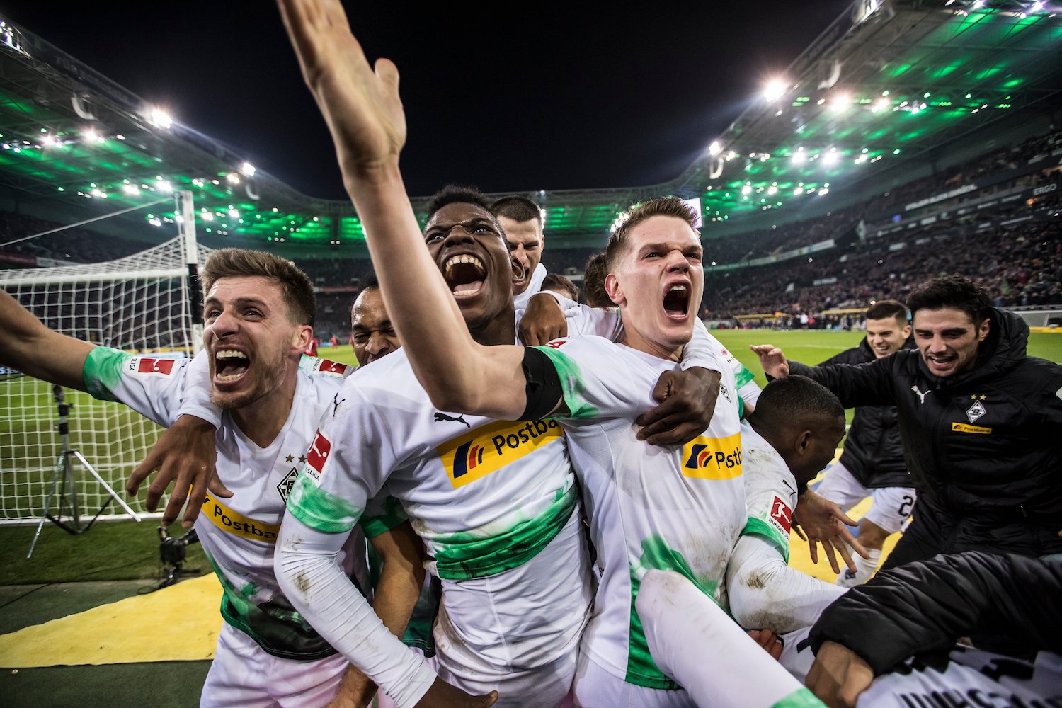 Fútbol alemán quiere regresar el 9 de mayo si las autoridades lo permiten