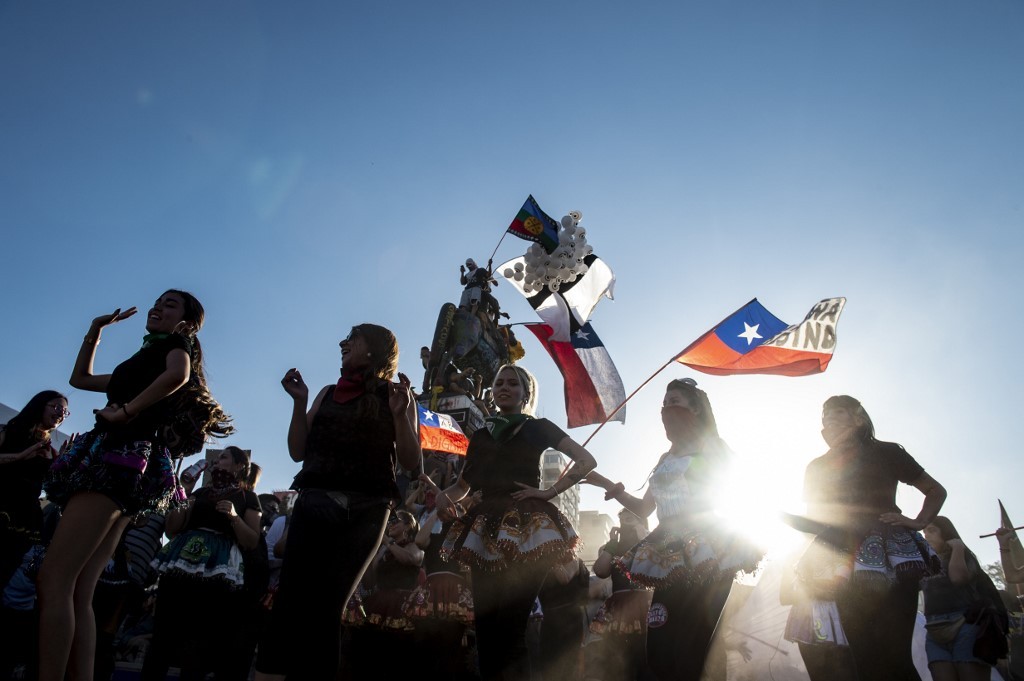Chile aprueba plebiscito para cambio de la Constitución, pero descarta igualdad de género en órgano redactor