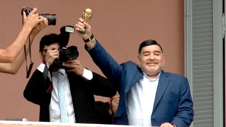 Maradona saludó desde el balcón de Casa Rosada tras ser recibido por presidente argentino