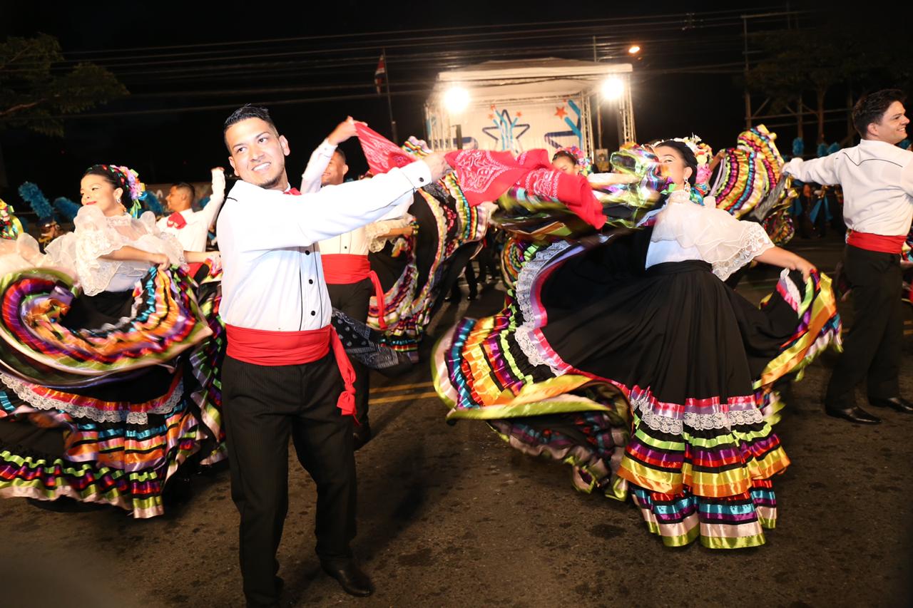 ¡Arrancó el Festival! 10 carrozas ya esparcen luz y euforia navideña en San José