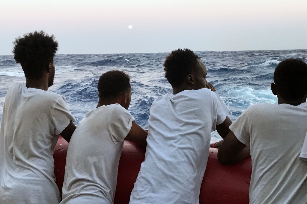 Número de llegadas por mar de migrantes a Italia bajó un 50% en 2019