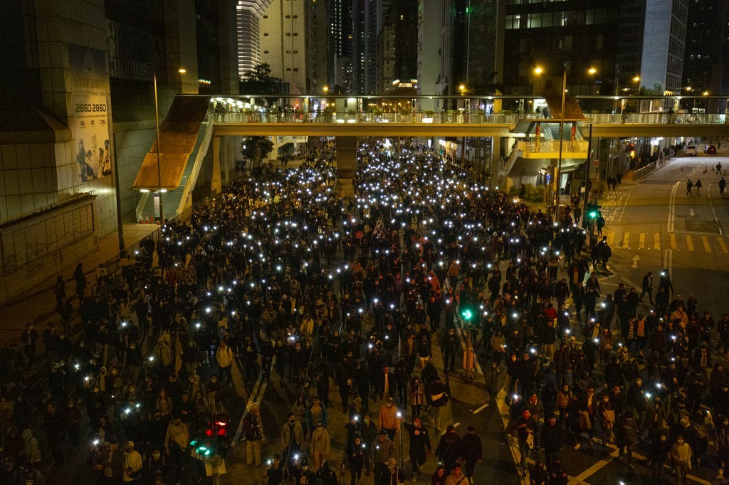 Una multitud en las calles de Hong Kong cuando se cumplen seis meses de protestas