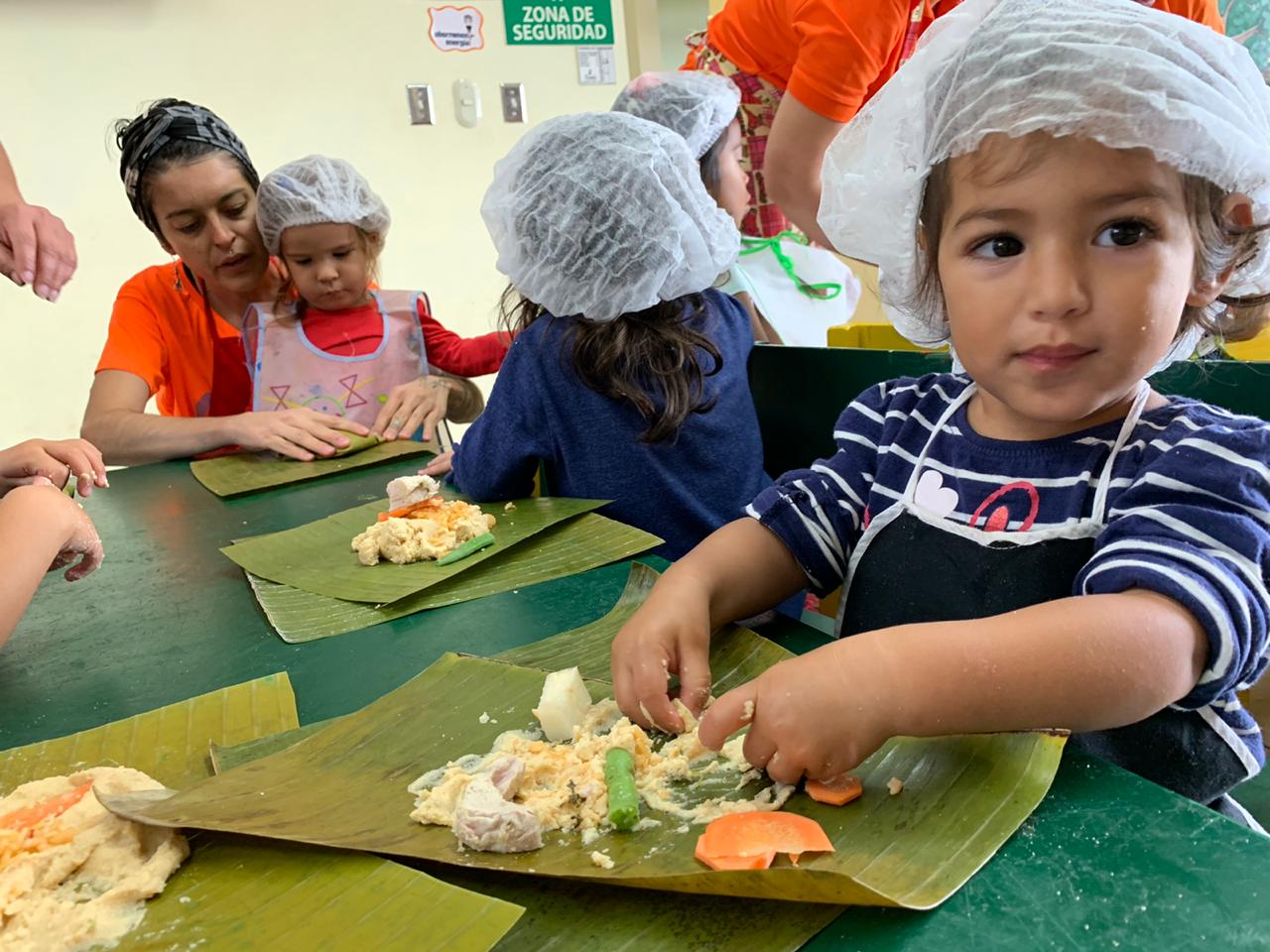 Con tamaleada y manos en la masa, niños de Red de Cuido en Montes de Oca celebraron la Navidad y la igualdad