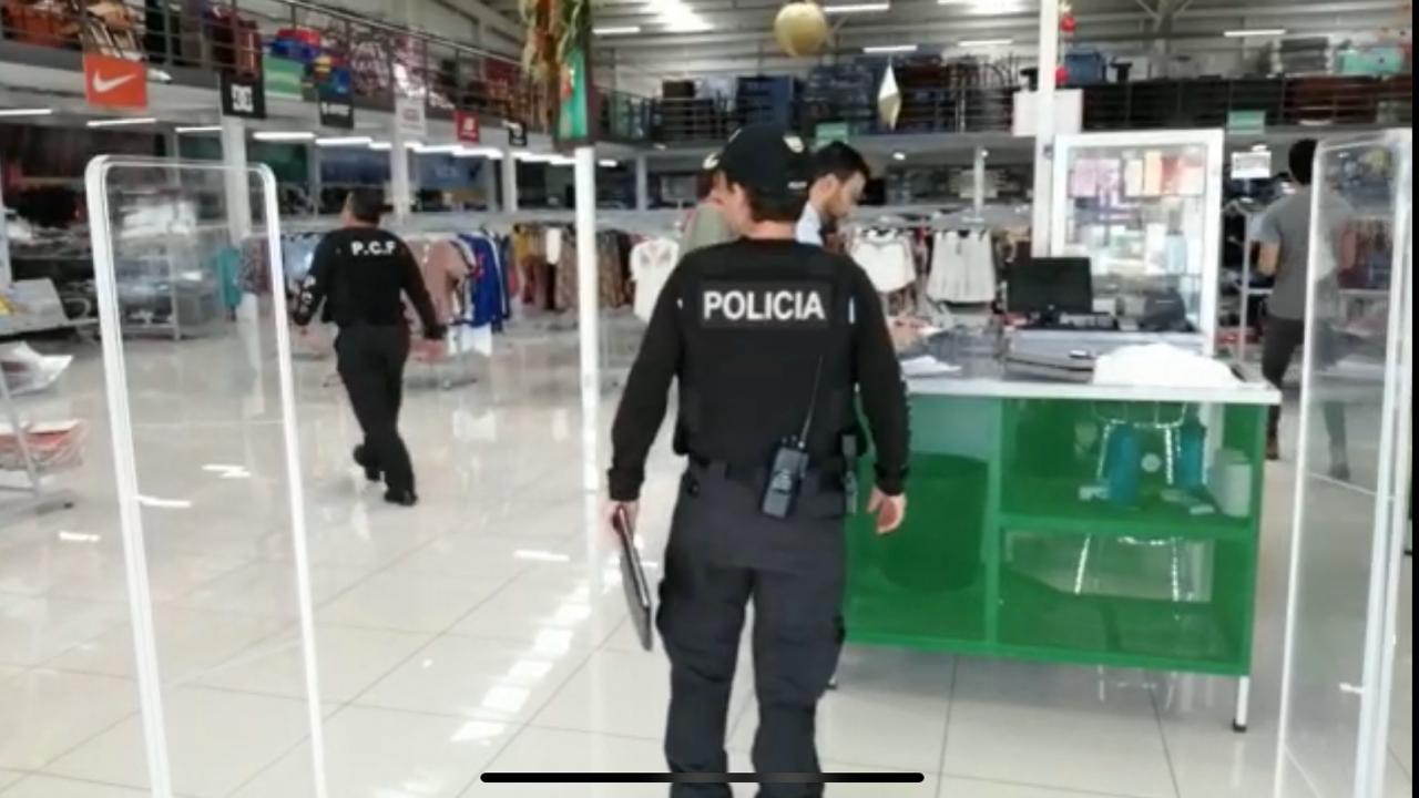 Policía Fiscal allana tienda en Heredia por presunta venta de jeans Levi’s falsos