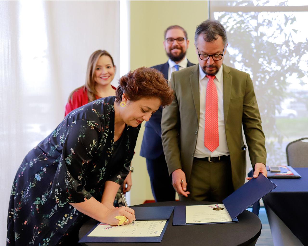 Costa Rica y Colombia firman acuerdo para facilitar comercio entre ambas naciones