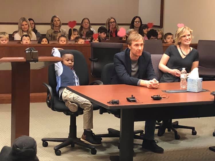 Niño invitó a sus compañeros del kínder a la audiencia final de su adopción en un juzgado de Michigan
