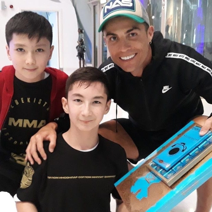 Ali Turganbekov, el niño que nació sin piernas pero ha jugado con Cristiano Ronaldo y Diego Maradona
